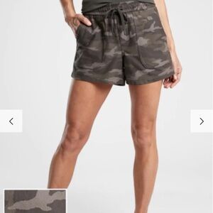 NWOT Athleta Olive Farallon Shorts - size 4